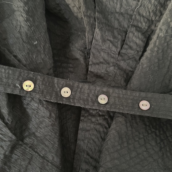 VINTAGE BCBG MAXAZRIA COLLECTION Black Cotton Blouse With Azure Button Belt - Picture 3 of 5